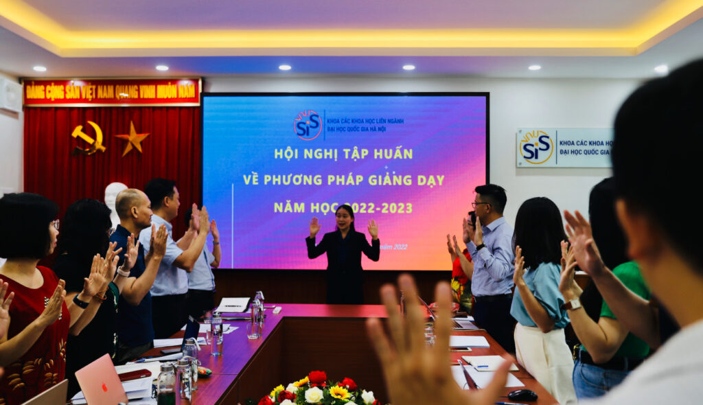TS. Phạm Thị Thanh Hằng minh hoạ cho một hoạt động trong giờ lên lớp của mình tại Hội nghị